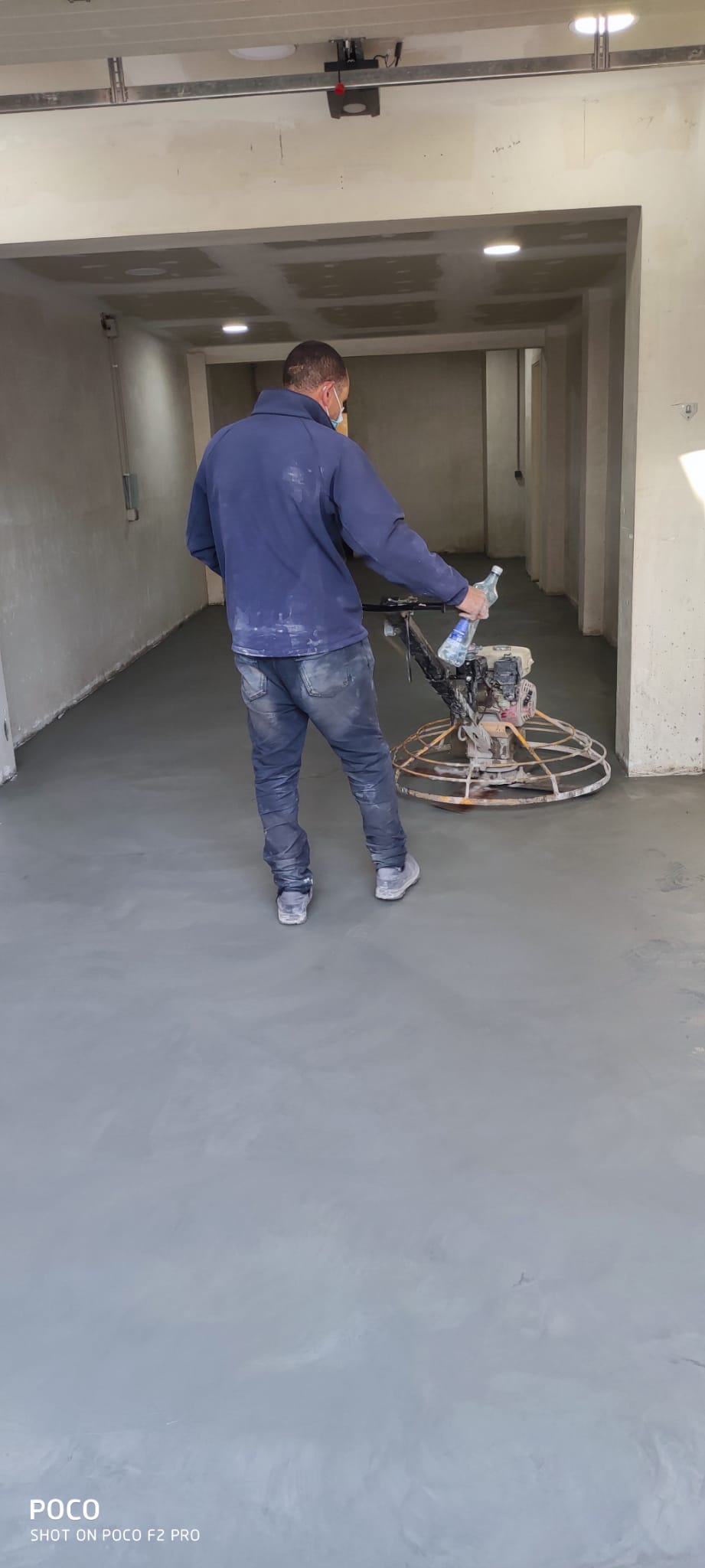 Entrepôt Industriel de Nîmes en béton ciré