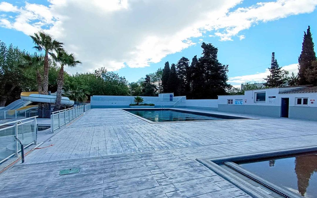 Moule en bois gris béton imprimé dans la piscine d'un camping à Agde