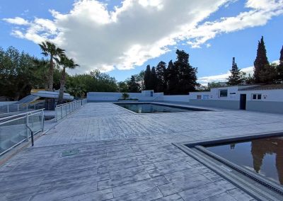 Moule en bois gris béton imprimé dans la piscine d'un camping à Agde