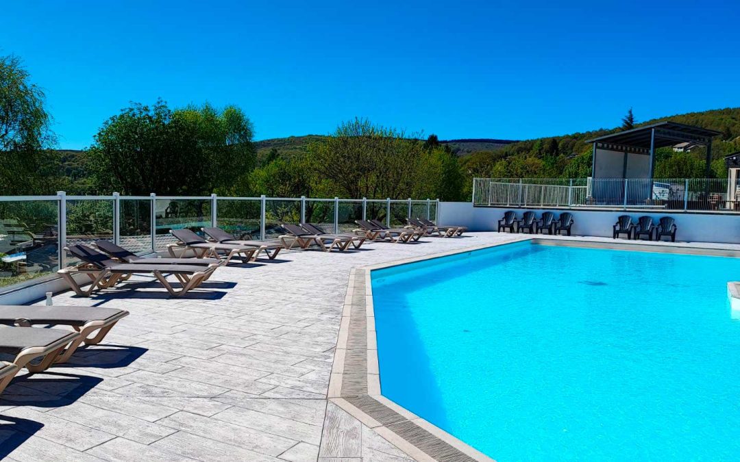 Béton imprimé avec un moule bois pour la piscine d&rsquo;un camping à Nages