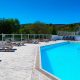 Béton imprimé avec un moule bois pour la piscine d’un camping à Nages