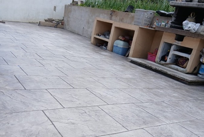 Hormigón impreso en el patio de una vivienda en Rubí (Vallés Occidental)