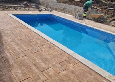 Hormigon impreso para jardín y piscina en Collbato