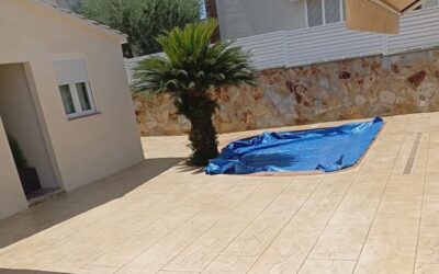Hormigón impreso para un jardín con piscina en Sant Quirze del Vallés