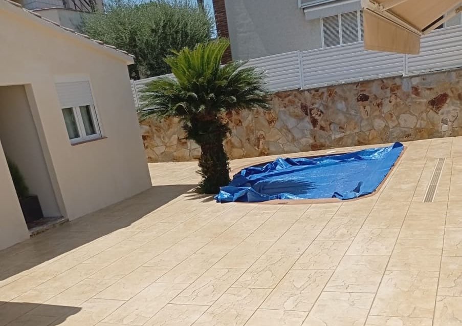Hormigón impreso para un jardín con piscina en Sant Quirze del Vallés