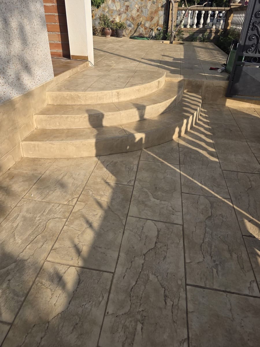 Pavimentar jardín con piscina con hormigón impreso en Sant Quirze y Sabadell