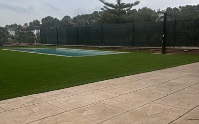 Piscina en césped artificial y hormigón impreso en Vallirana y Cervelló