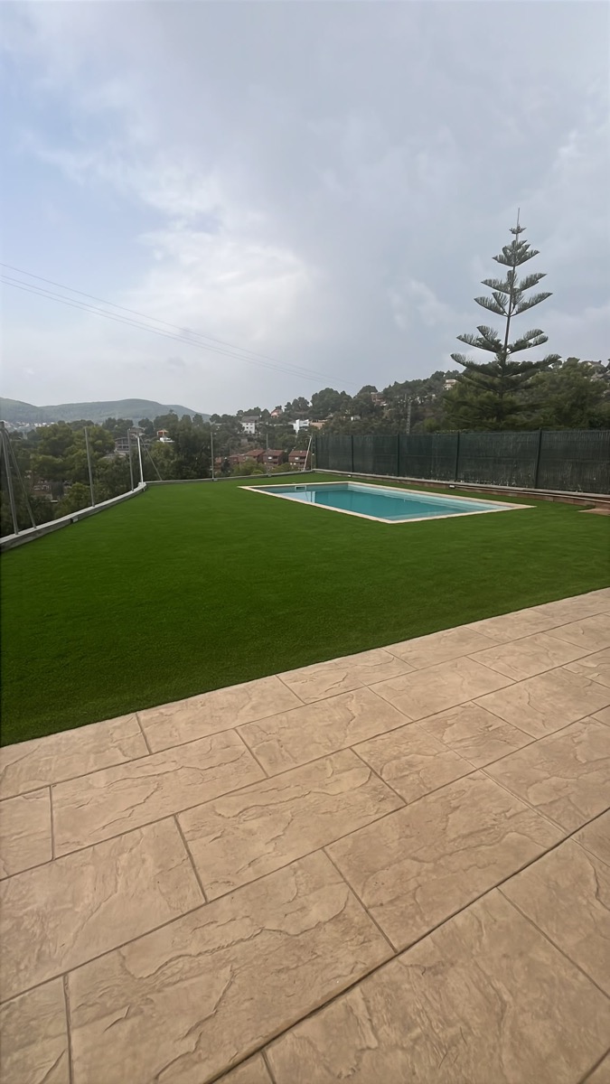 hormigon impreso y cesped artificial para la piscina