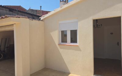 Fachada monocapa en Castelldefels (Barcelona): Elegancia, protección marina y acabados de alta durabilidad