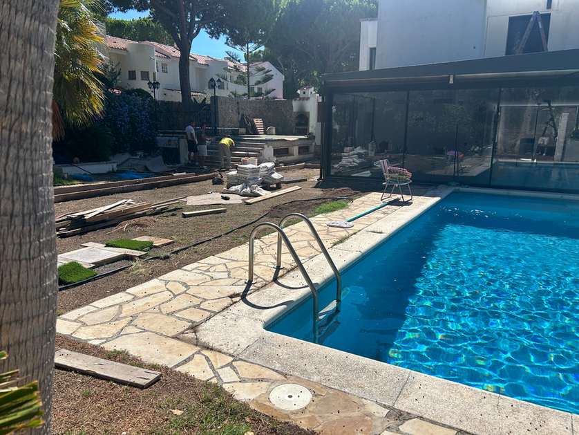 Trabajos de hormigón impreso en jardín con piscina entre Gavà Mar y Castelldefels