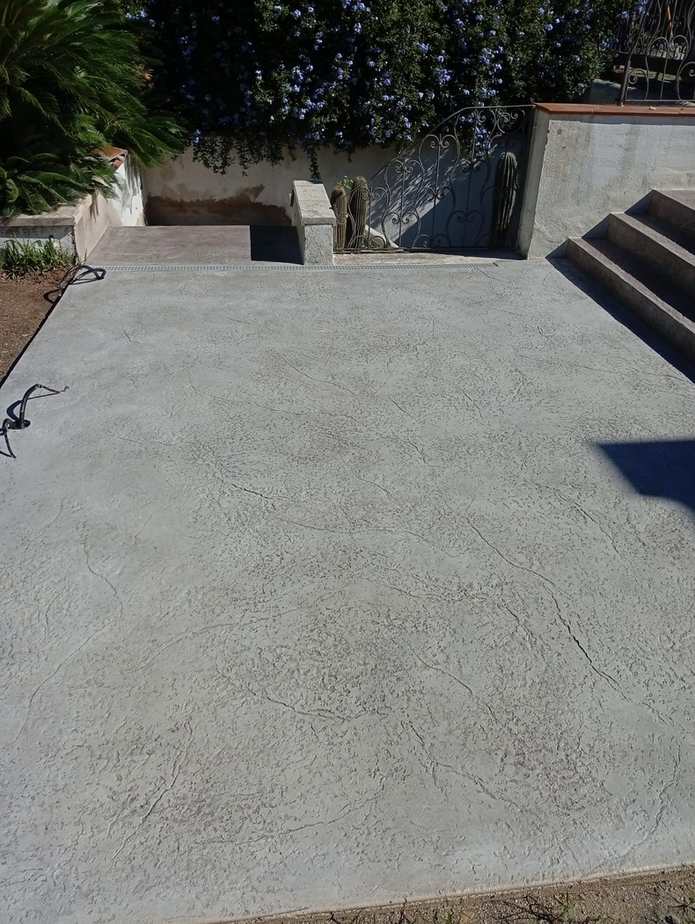 Pavimento de hormigón impreso gris terminado en un jardín de Gavà y Castelldefels